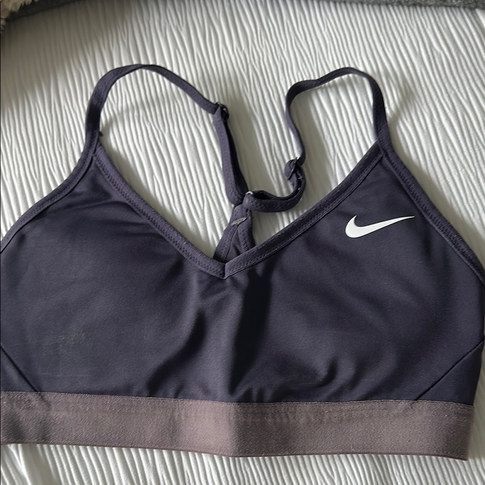 Nike Charcoal Sports Bra with Adjustable Straps and Moisture-Wicking Fabric